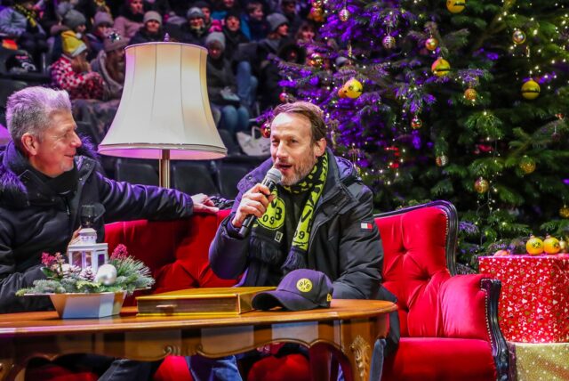 Beim bislang letzten BVB-Weihnachtssingen im Jahr 2019 war der Schauspieler Wotan Wilke Möhring (r. hier im Gespräch mit Moderator Heiko Wasser) zu Gast und hat eine Weihnachtsgeschichte vorgelesen.