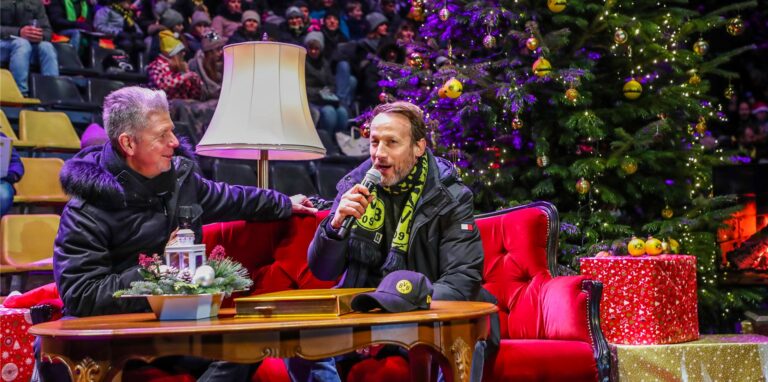 Beim bislang letzten BVB-Weihnachtssingen im Jahr 2019 war der Schauspieler Wotan Wilke Möhring (r. hier im Gespräch mit Moderator Heiko Wasser) zu Gast und hat eine Weihnachtsgeschichte vorgelesen.