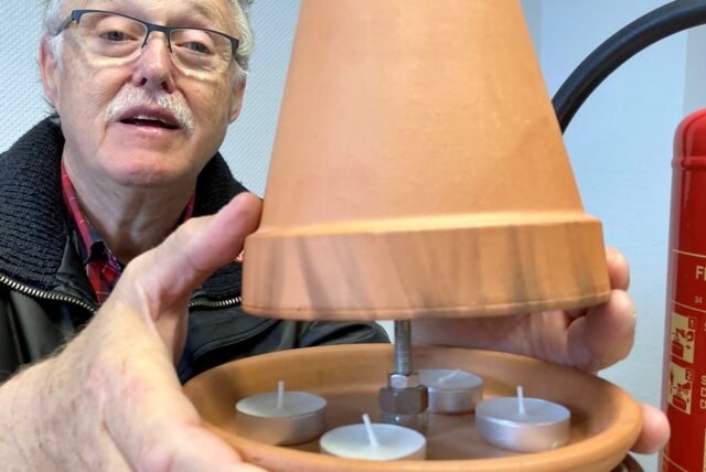 Ohne griffbereiten Feuerlöscher würde Ferdinand Ziese seinen Teelichtofen niemals betreiben. Zusätzlich legt er auch eine Löschdecke dazu, da man Kerzenwachs auf keinen Fall mit Wasser löschen dürfe.