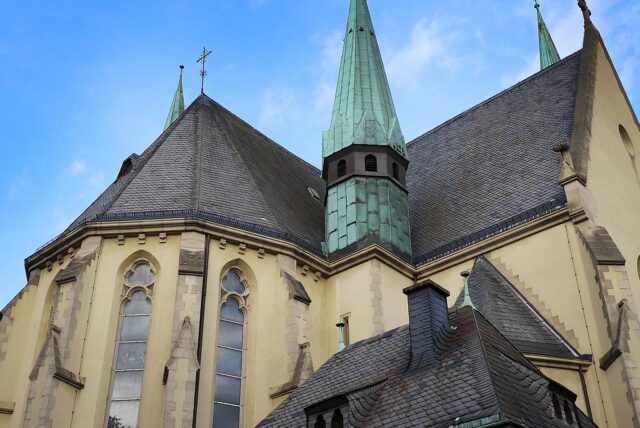 Es ist am 28. Oktober dieses Jahres genau 120 Jahre her, dass die Pfarrkirche Heilige Familie konsekriert, sprich: eingeweiht wurde: Nach nur anderthalb Jahren Bauzeit.