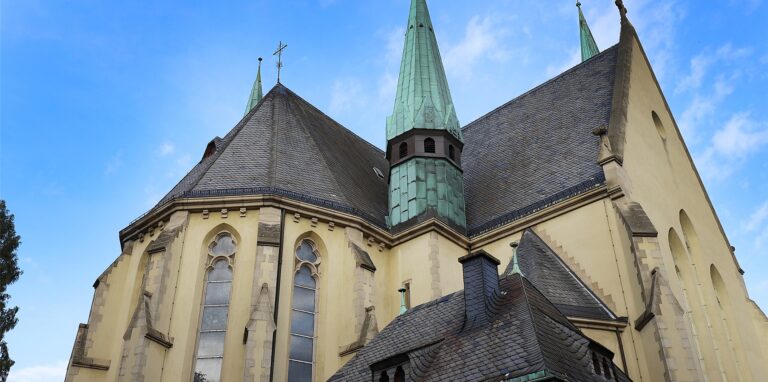 Es ist am 28. Oktober dieses Jahres genau 120 Jahre her, dass die Pfarrkirche Heilige Familie konsekriert, sprich: eingeweiht wurde: Nach nur anderthalb Jahren Bauzeit.
