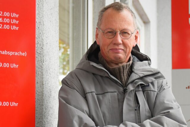 Dietmar Janke steht vor der Sparkassen-Filiale in Langschede.