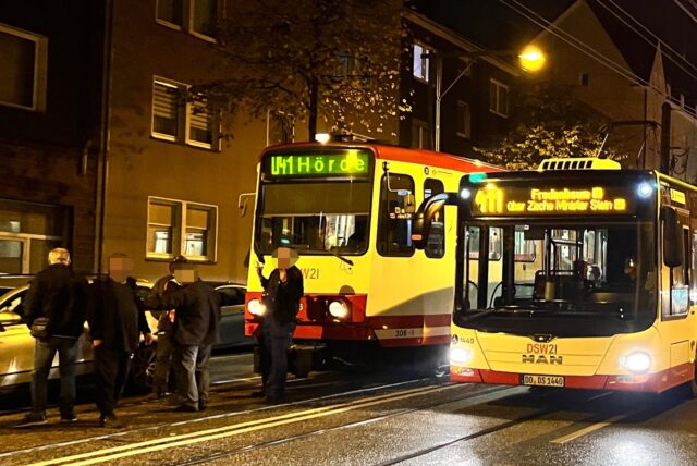 Zu einem Zusammenstoß zwischen einer Stadtbahn und einem Auto ist es am Freitagabend (14.10.) in Dortmund gekommen.