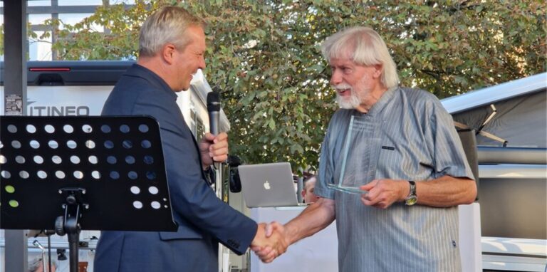 Jürgen Kleine-Frauns überreicht den Ehrenamtspreis bei der Eröffnung der 41. Lünsche Mess an Manfred Pöhland, Vorsitzender der Arbeitsloseninitiative Lünen.
