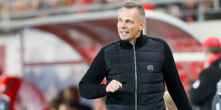 BVB-Trainer Christian Preußer gibt Anweisungen.