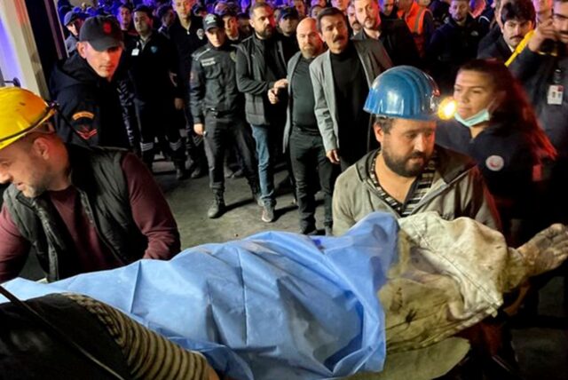 Bergleute bergen eine Leiche nach der Explosion in dem Bergwerk im türkischen Bartin.