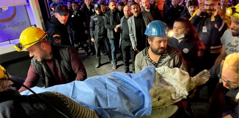 Bergleute bergen eine Leiche nach der Explosion in dem Bergwerk im türkischen Bartin.