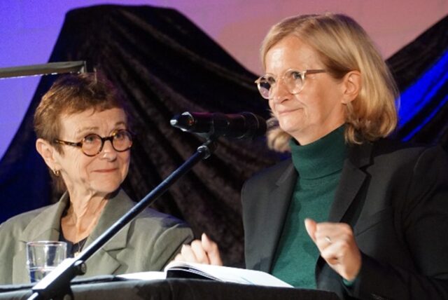 Hinter dem Pseydonym Nicci French steckt das Autorenpaar Nicci Gerrard (l.) und Sean French. Schauspielerin Johanna Gastdorf (r.) las am Samstagabend im Steinmetzbetrieb Determann aus dem neuesten Thriller „Tödliche Schuld“.