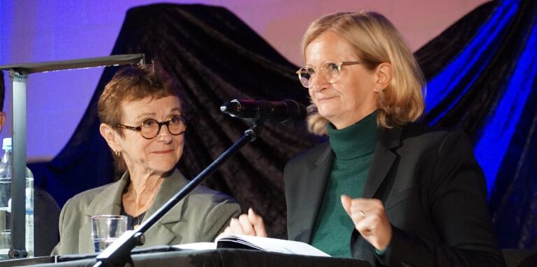 Hinter dem Pseydonym Nicci French steckt das Autorenpaar Nicci Gerrard (l.) und Sean French. Schauspielerin Johanna Gastdorf (r.) las am Samstagabend im Steinmetzbetrieb Determann aus dem neuesten Thriller „Tödliche Schuld“.