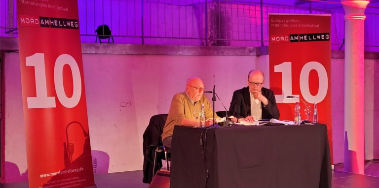 Auto Lukas Erler (l.) liest als Überraschungsgast beim „Blind Crime Date“ im Internationalen Lichtkunstzentrum in Unna