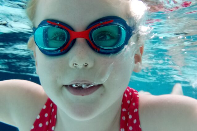 Auf ihre Kosten kommen alle kleinen und großen Schwimmer ab dem 17. Oktober wieder in der Kleinschwimmhalle in Holzwickede – so, wie hier Lyana. Denn: Das Bad öffnet wieder für den öffentlichen Schwimmbetrieb und damit auch fernab von Sport- und Vereinsbetrieb.