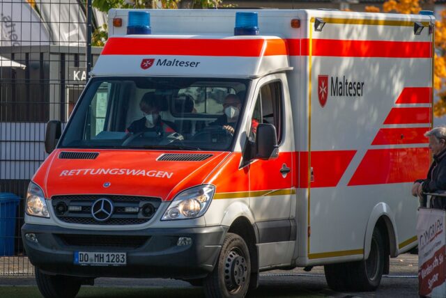 Im Kamener Derby der Fußball-Kreisliga B2 musste kurz vor Spielende der Rettungswagen anrücken.