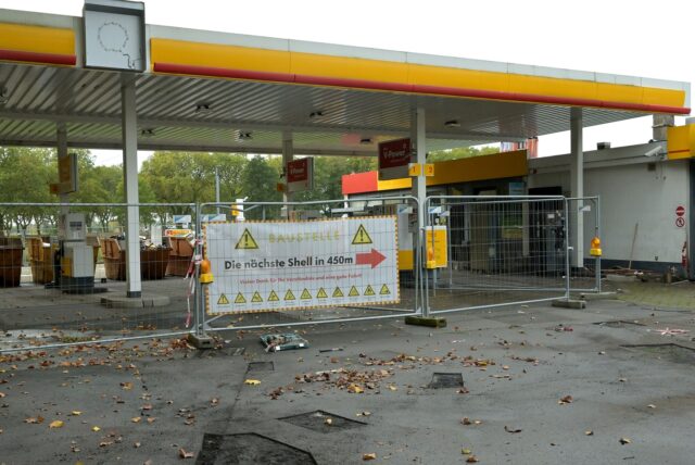 Noch ist die Tankstelle an der Gahmener Straße mit Bauzäunen abgesperrt. Aber die Umbauten haben begonnen.