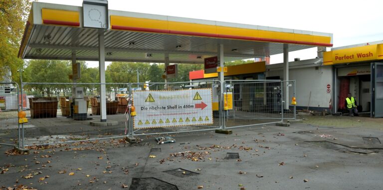 Noch ist die Tankstelle an der Gahmener Straße mit Bauzäunen abgesperrt. Aber die Umbauten haben begonnen.