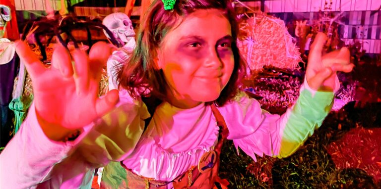 So viel Spaß hatten die Kinder hier beim letzten Halloween: Auch in diesem Jahr sollen sie im „Spukhaus Wickede“ auf ihre Kosten kommen