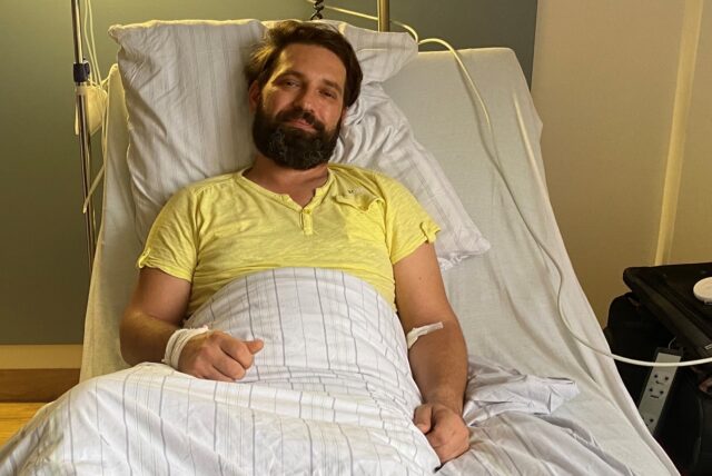 Peter Fritza liegt in einem Krankenhausbett.