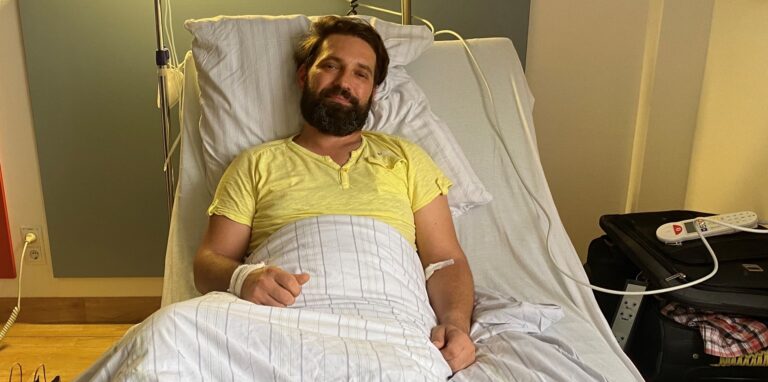 Peter Fritza liegt in einem Krankenhausbett.