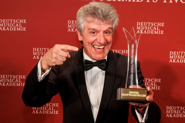 Michael Ophelders zeigt seine Auszeichnung.