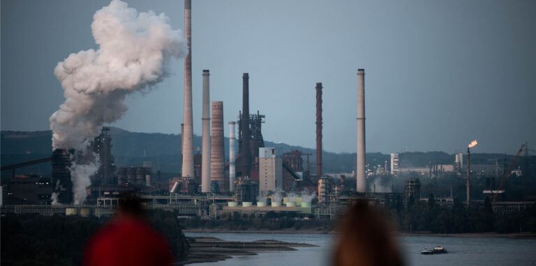 Das Stahlwerk von Thyssenkrupp in Duisburg ist von der Halde Rheinpreussen zu sehen