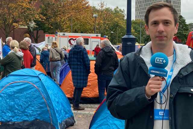 Bastian Pietsch berichtet aus der Zeltstadt auf dem Friedensplatz.