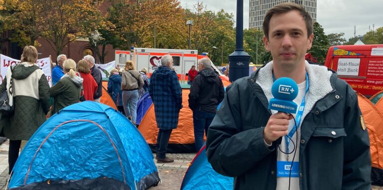 Bastian Pietsch berichtet aus der Zeltstadt auf dem Friedensplatz.