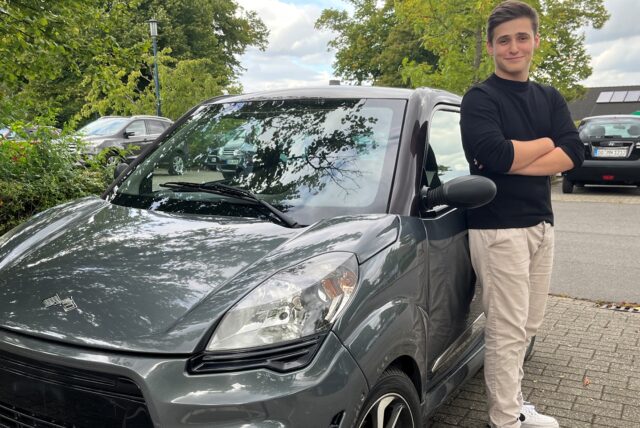 Matteo Weitner neben seinem Mopedauto. Von den kleinen Wagen stehen auf dem Schulhof des Clara-Schumann-Gymnasiums immer mehr.