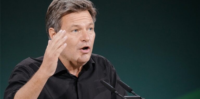 Robert Habeck (Bündnis 90/Die Grünen), Bundesminister für Wirtschaft und Klimaschutz, spricht beim Grünen-Bundesparteitag zu den Delegierten.