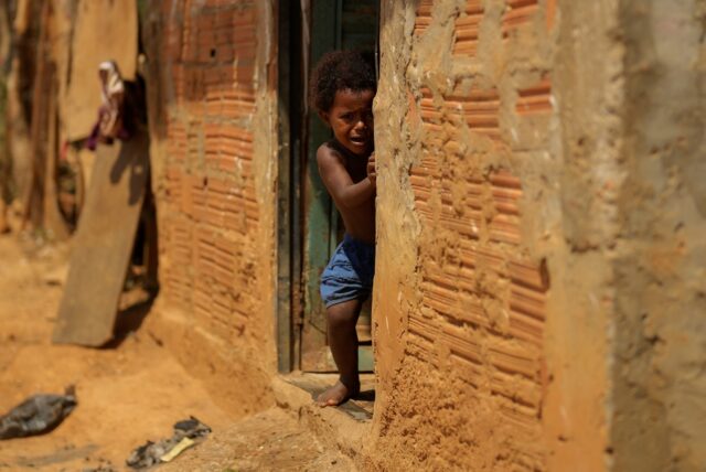 Ein kleines Mädchen weint, während es am Türrahmen seines Hauses in Aracuai, im Tal des Flusses Jequitinhonha, im brasilianischen Bundesstaat Minas Gerais, steht. Das südamerikanische Land erhält jetzt Geld aus Holwickede.