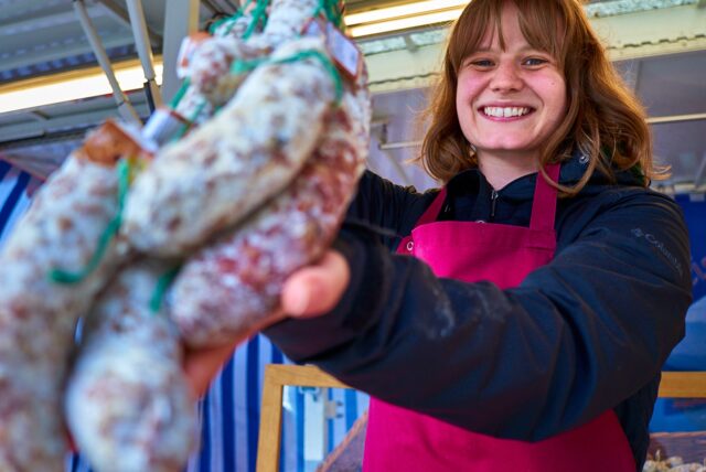 Melanie Stenzel verkauft französische Salami auf dem Dortmunder Wochenmarkt.