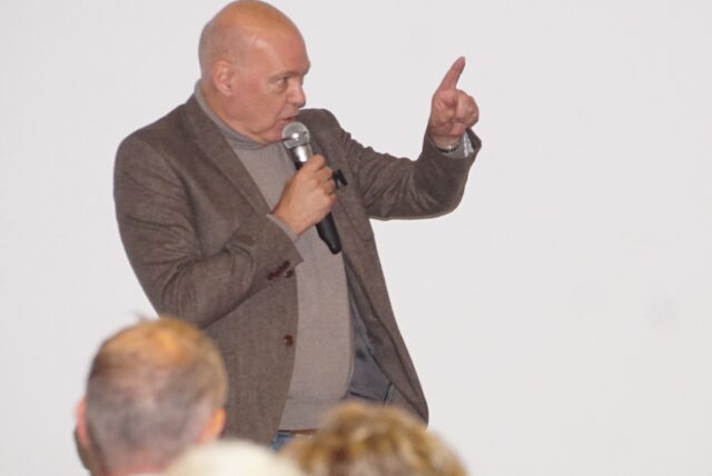 Als einer Teilnehmer der Diskussionsveranstaltung über Windräder auf der Halde in Bergkamen die Stadtwerke kritisierte, griff GSW-Chef Jochen Baudrexl erzürnt zum Mikrophon.