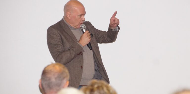 Als einer Teilnehmer der Diskussionsveranstaltung über Windräder auf der Halde in Bergkamen die Stadtwerke kritisierte, griff GSW-Chef Jochen Baudrexl erzürnt zum Mikrophon.