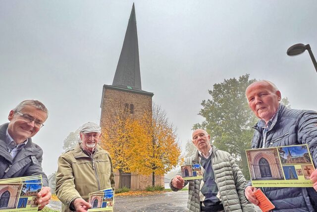 Pfarrer Gisbert Biermann, Dieter Geffe, Reinhard Fülbeck und Willi Strathoff stehen vor der Johanneskirche in Frömern.