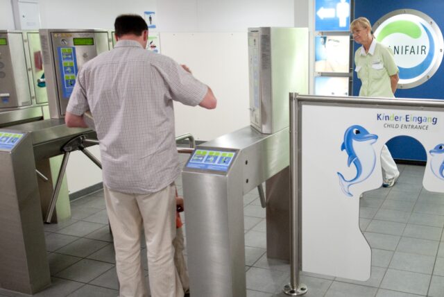 Ein Kunde bezahlt die Benutzung des Toilettenbereichs „Sanifair“ auf einer Autobahnraststätte.
