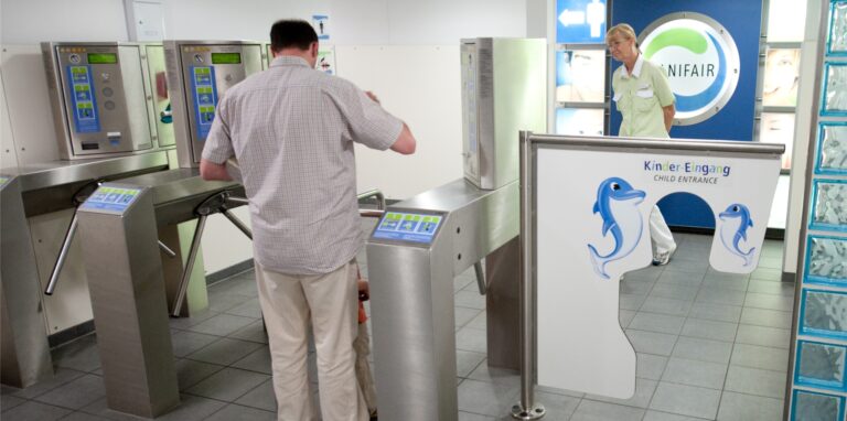 Ein Kunde bezahlt die Benutzung des Toilettenbereichs „Sanifair“ auf einer Autobahnraststätte.