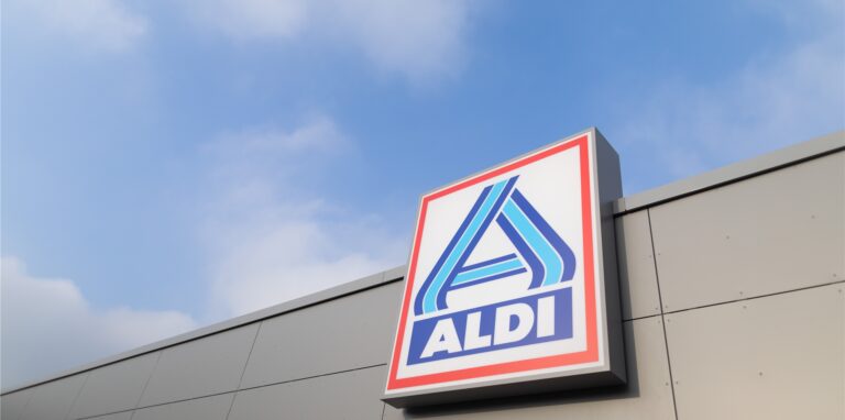 Ein Aldi-Nord-Logo an einer Filiale.