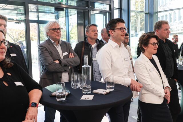 Aufmerksam verfolgt DEW21-Chefin Heike Heim (r.) bei einer kleinen Eröffnungsfeier die Berichte der Führungskräfte über die Umbauphase.