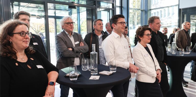 Aufmerksam verfolgt DEW21-Chefin Heike Heim (r.) bei einer kleinen Eröffnungsfeier die Berichte der Führungskräfte über die Umbauphase.