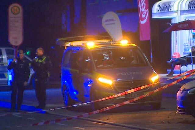 Polizisten am Einsatzort in Dorstfeld: Dort ist am frühen Mittwochmorgen ein Mann während eines Polizei-Einsatzes gestorben.