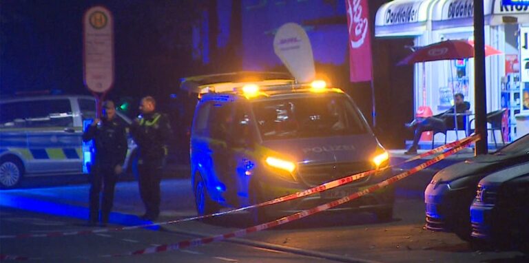 Polizisten am Einsatzort in Dorstfeld: Dort ist am frühen Mittwochmorgen ein Mann während eines Polizei-Einsatzes gestorben.