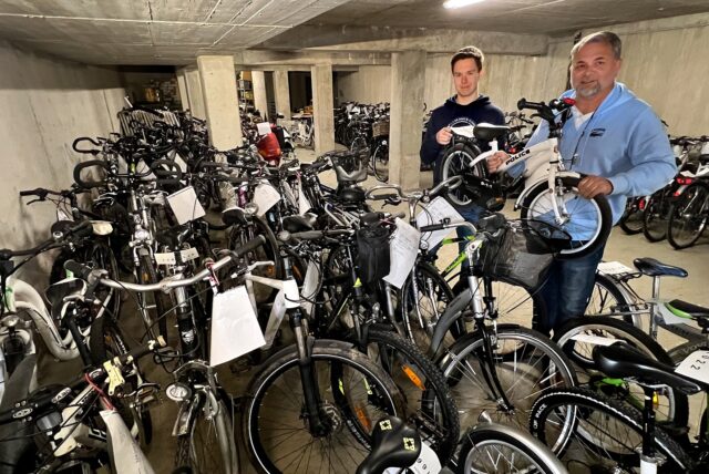 Sven Kothenschulte und Detlef Zoppeck vom Fundbüro der Stadt Unna haben 91 Fahrräder für die Versteigerung vorbereitet. Tatsächlich stehen im Lagerraum der Stadt noch mehr Räder, doch für diese läuft noch die Frist, in der die Eigentümer sie abholen könnten.