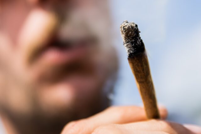 Ein Mensch mit Cannabis.
