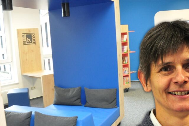 Leiterin der Bibliothek Selm in einer Montage vor der Gaming-Box