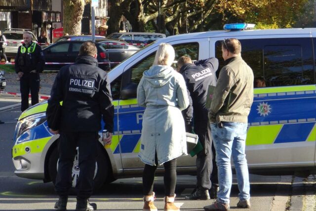 Noch Stunden nach dem Einsatz an der Wittener Straße hat die Polizei Spuren gesichert.