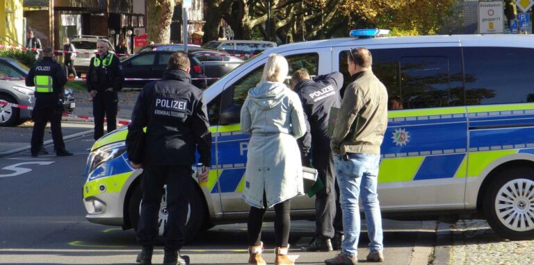 Noch Stunden nach dem Einsatz an der Wittener Straße hat die Polizei Spuren gesichert.