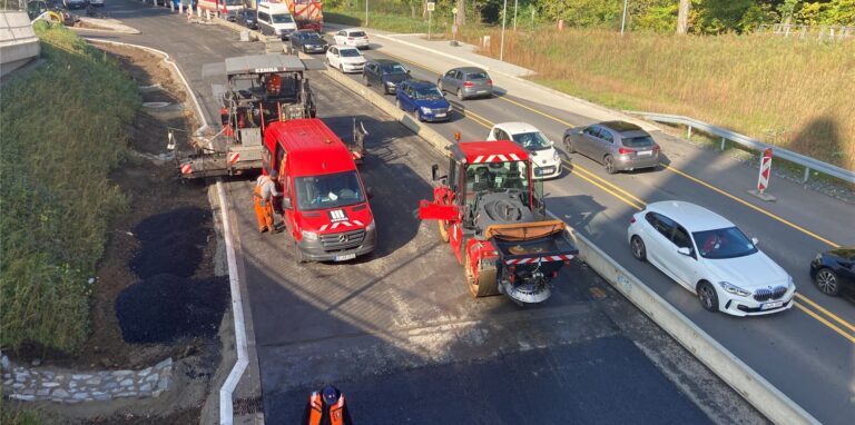 Asphaltier-Arbeiten an der B236 auf Höhe des Freischütz in Schwerte