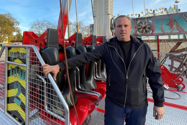 Schausteller Willy Ordelman steht vor seinem Fahrgeschäft „Airborne“.