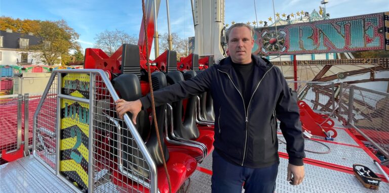 Schausteller Willy Ordelman steht vor seinem Fahrgeschäft „Airborne“.