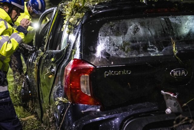 Die Polizei ermittelt am Fundort. Der Wagen wurde in einem Gewässer gefunden.