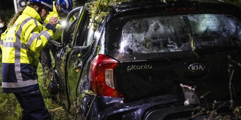Die Polizei ermittelt am Fundort. Der Wagen wurde in einem Gewässer gefunden.
