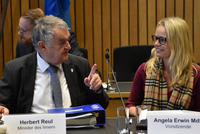 NRW-Innenminister Herbert Reul und Angela Erwin, Vorsitzende des Innenausschusses, vor der Sitzung am Donnerstag.